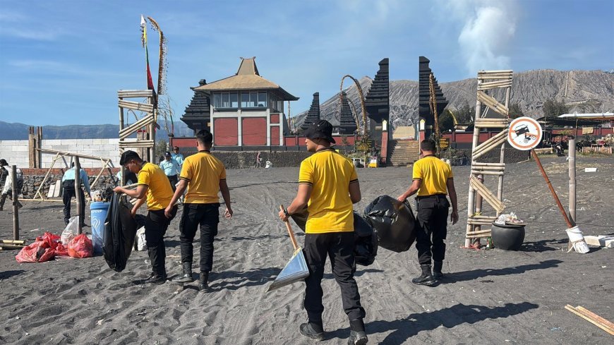 Gunung Bromo Dibersihkan Polres Probolinggo Setelah Ritual Yadnya Kasada