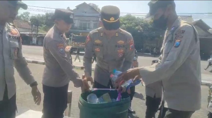 Salut, Personel Polres Blitar Bersihkan Sampah Usai Layanan Pengamanan Kegiatan Unjuk Rasa